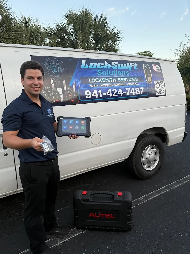 Locksmith technician in Bradenton, FL